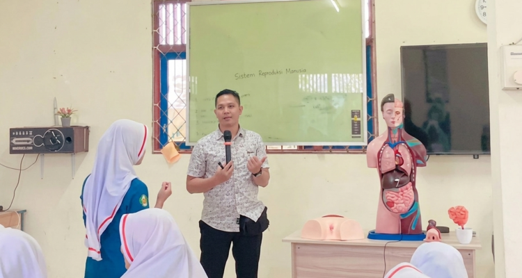 Praktisi pendidikan Sampit, Muhammad Azharul Hadi, saat berinteraksi dengan mahasiswa dalam sesi perkuliahan.